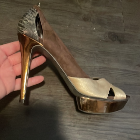 Unique BCBG Platform Heels 9.5 - Picture 3 of 11